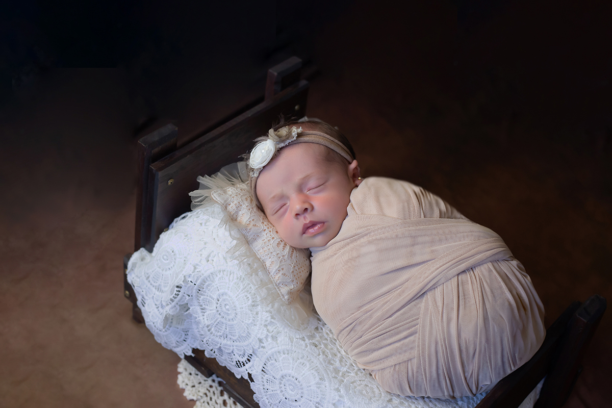 Pose no props caminha da Ayla em seu ensaio Newborn em Pará de Minas