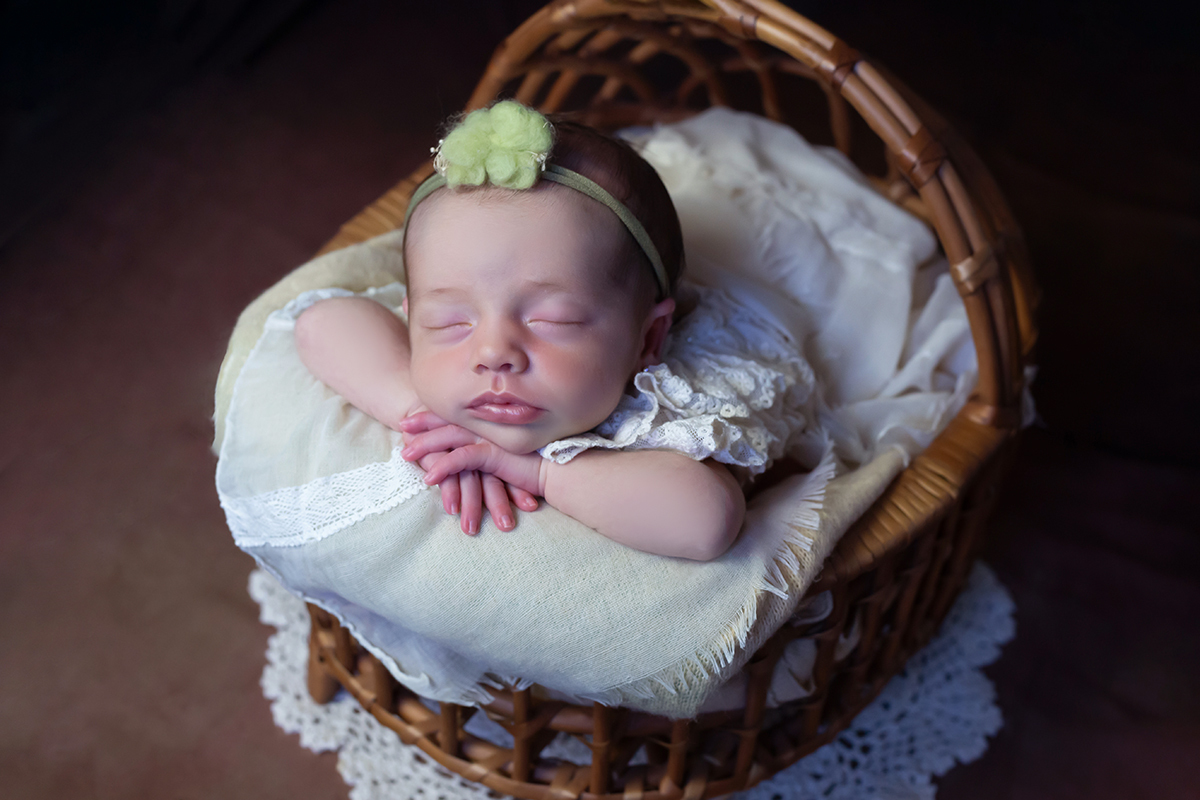Pose no moisés da Ayla em suas fotos de newborn em Pará de Minas