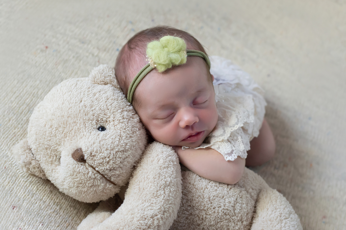 Ayla com ursinho em seu ensaio de newborn em Pará de Minas