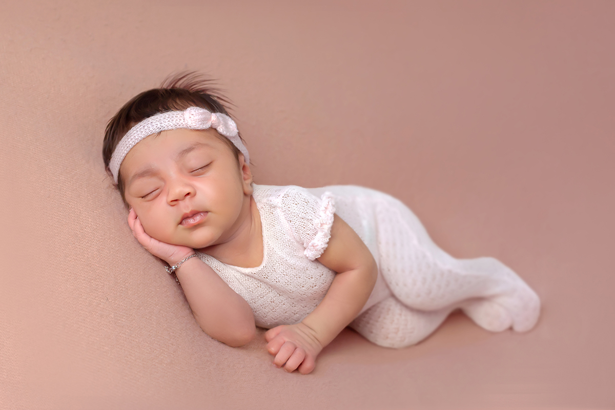 Ensaio newborn da Sophia de 15 dias. pose no puff