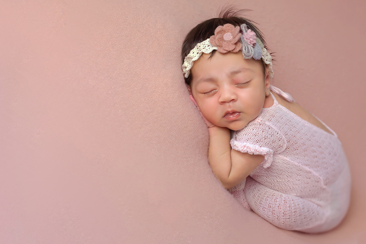 Sophia modelando pela primeira vez em seu ensaio de newborn em Pará de Minas