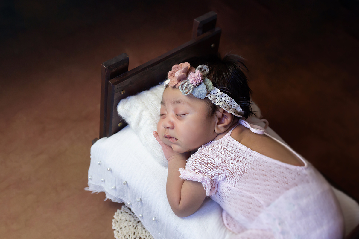 Fotos newborn da Sophia. Pose no prop caminha. Ensaio realizado em Pará de Minas