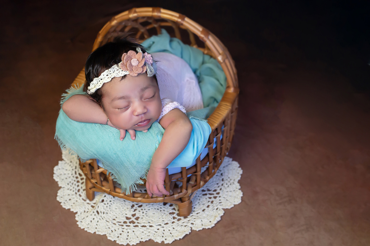 Sophia no prop moisés em suas fotos de newborn em Pará de Minas