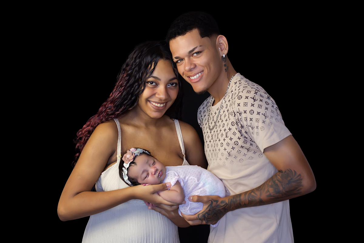 Pose com os pais no ensaio de recém nascido da Sophia em Pará de Minas