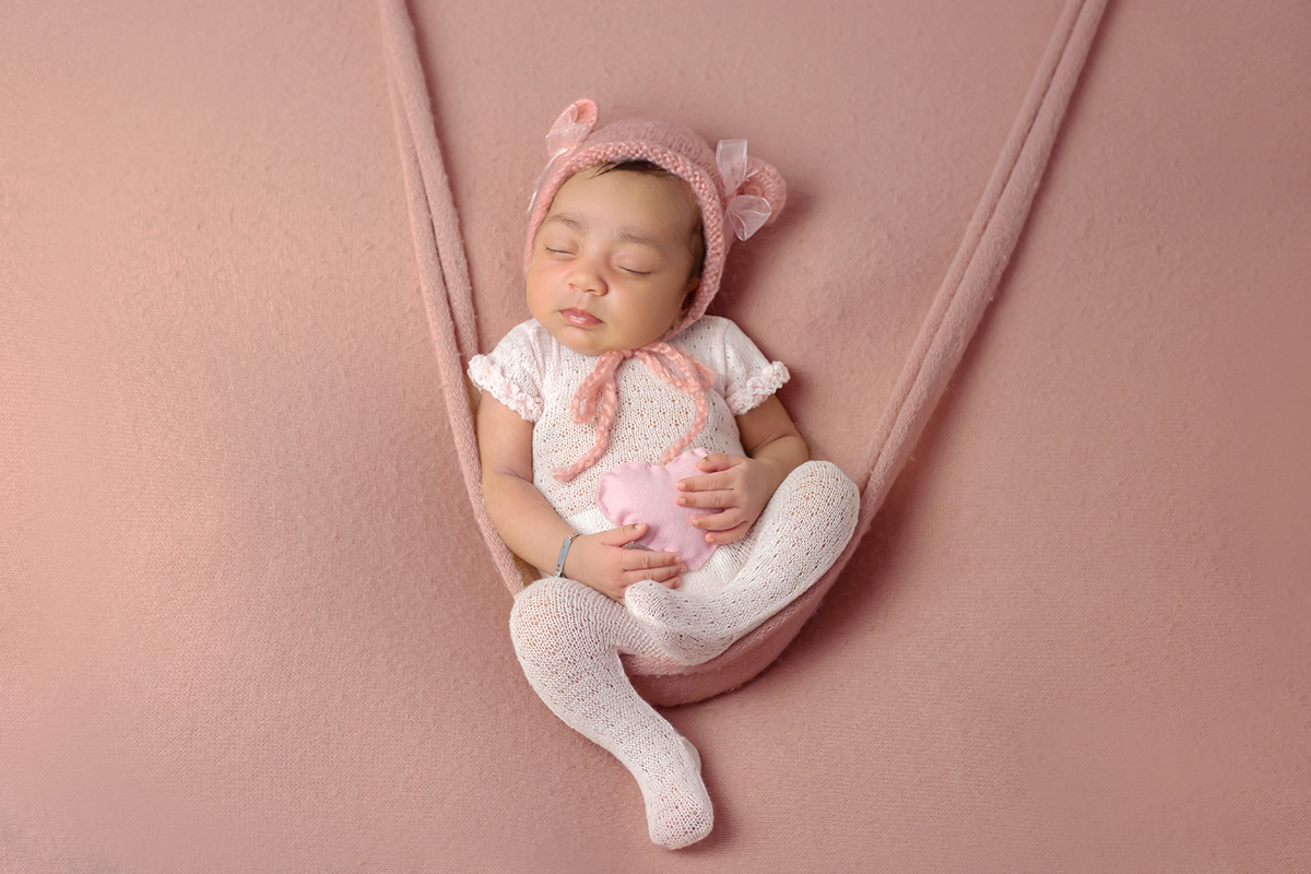 Sophia de 15 dias em suas primeiras fotos. Ensaio de newborn em Pará de Minas
