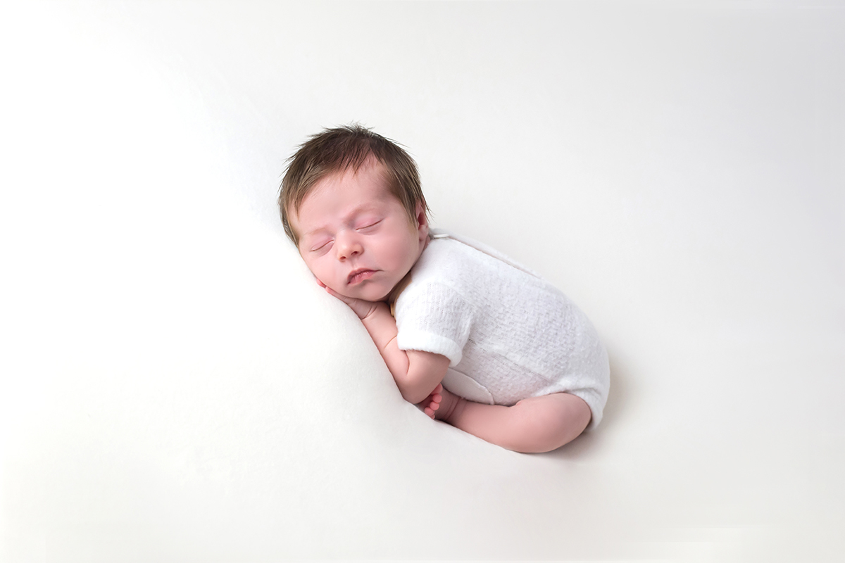 Posse no puff do Anthony de seu ensaio de recém nascido em Pará de Minas