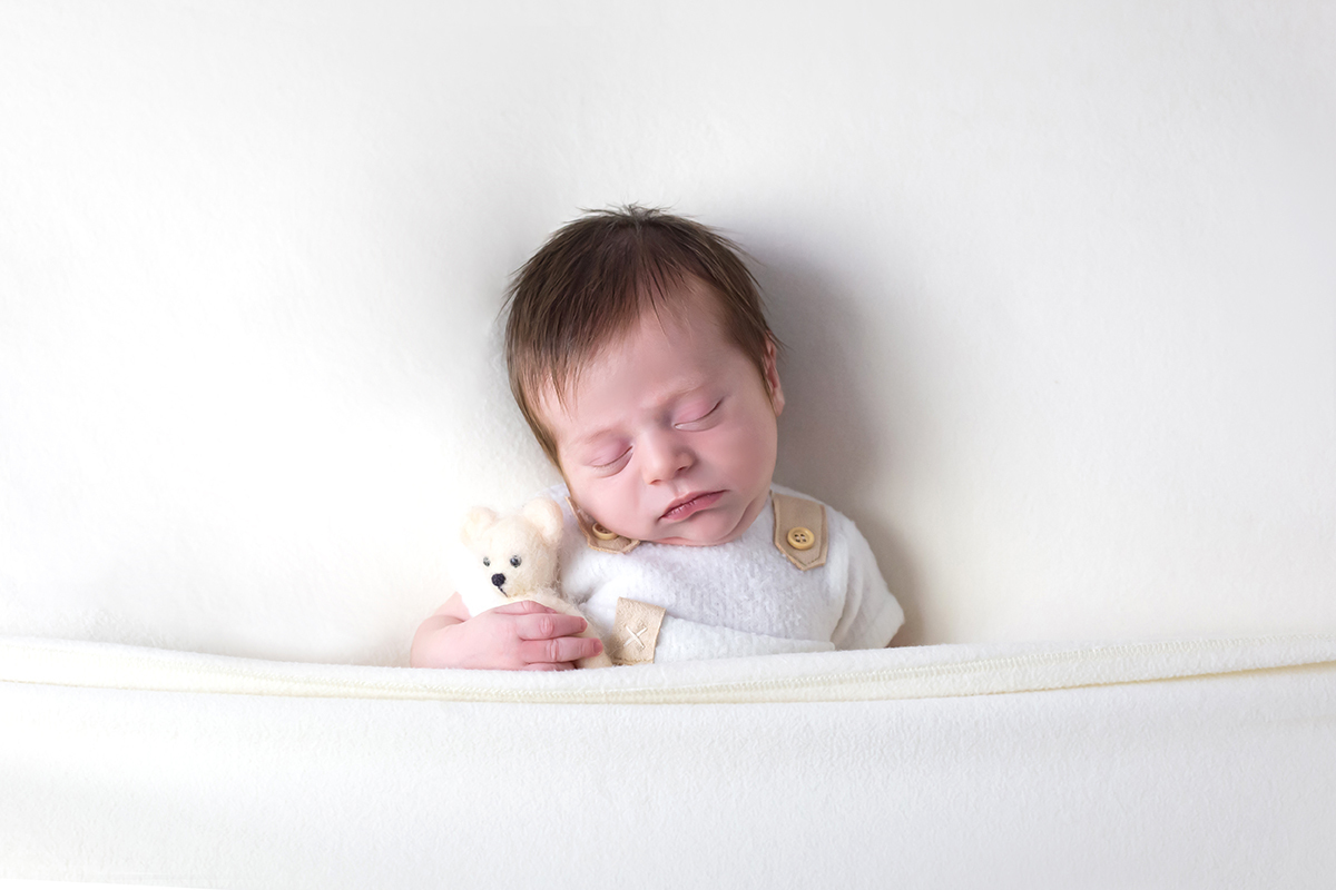 Anthony modelando pela primeira vez em suas fotos de newborn em Pará de Minas