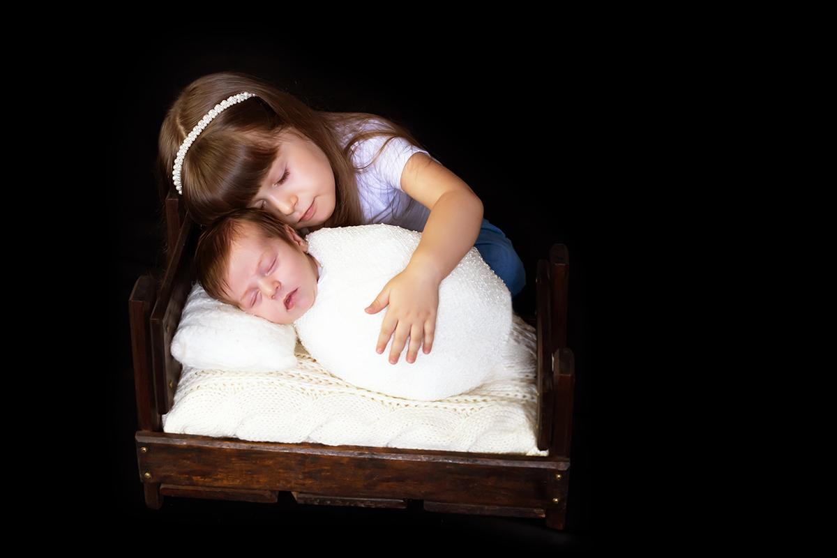 Pose do Anthony com a irmãzinha no seu ensaio de newborn em Pará de Minas