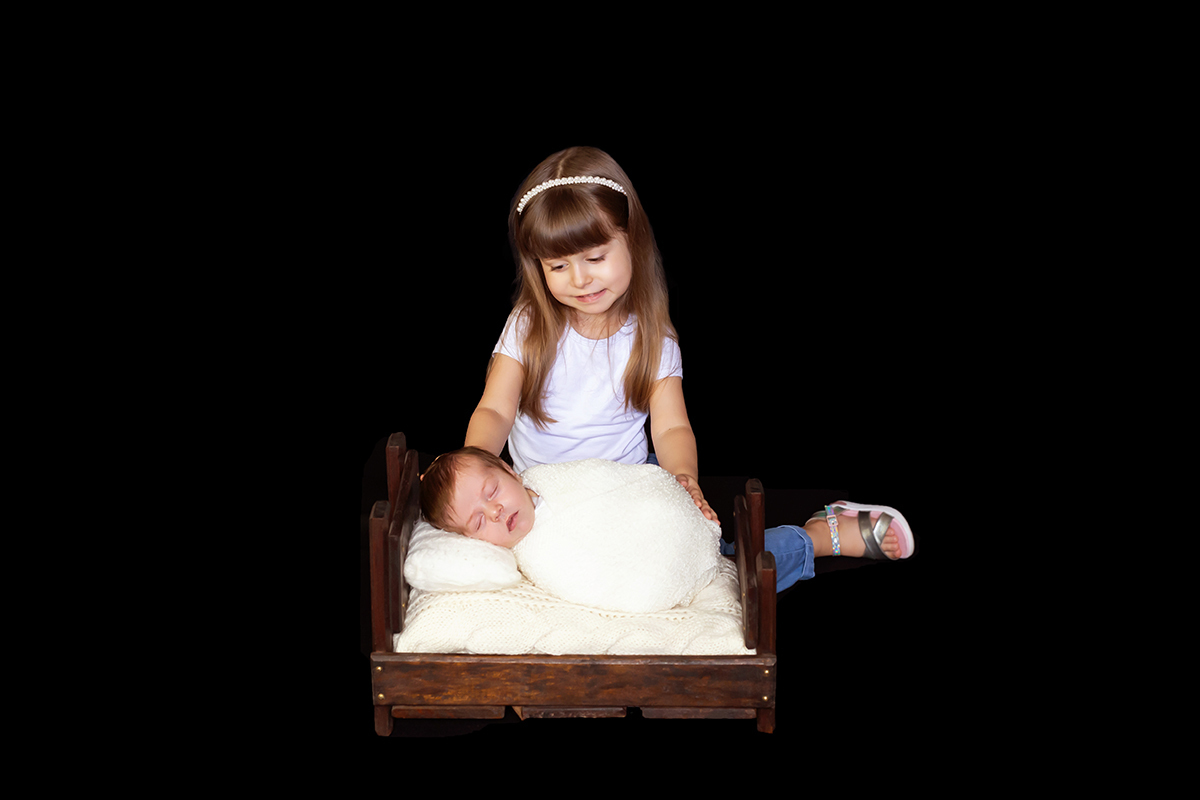 Ensaio de newborn do Anthony no props caminha com a irmãzinha. Ensaio realizado em Pará de Minas