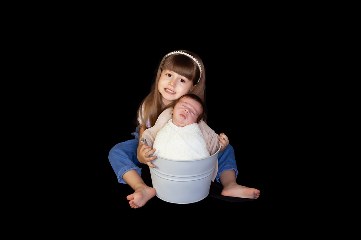 Ensaio newborn do Anthony de 9 dias. Pose no props baldinho com a irmãzinha.  Ensaio ocorrido na cidade de Pará de Minas