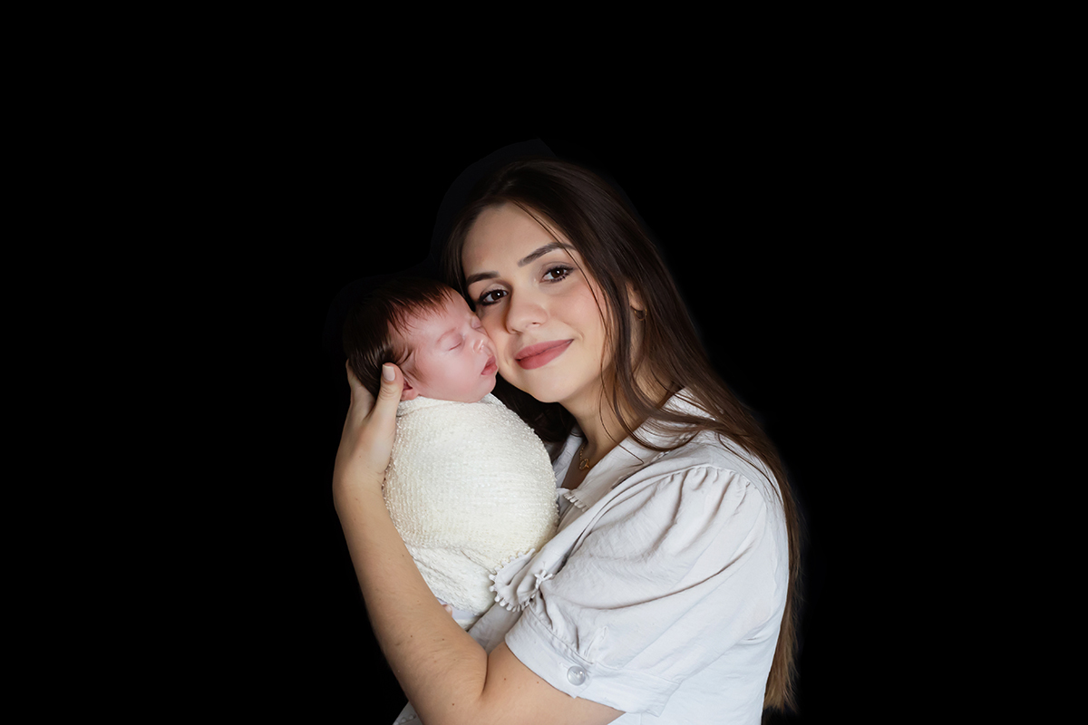 Ensaio de newborn do Anthony de 9 dias. Pose com a Mamãe. Fotos realizadas em Pará de Minas