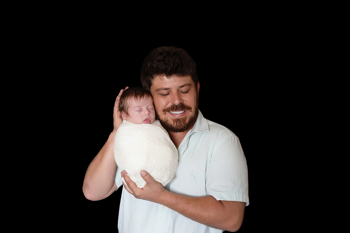 Ensaio newborn do Anthony em Pará de Minas. Pose com o papai.
