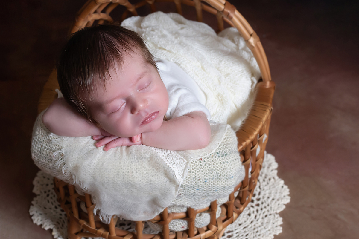 Pose no props moises do Anthony de 9 dias em suas fotos de recém nascido em Pará de Minas
