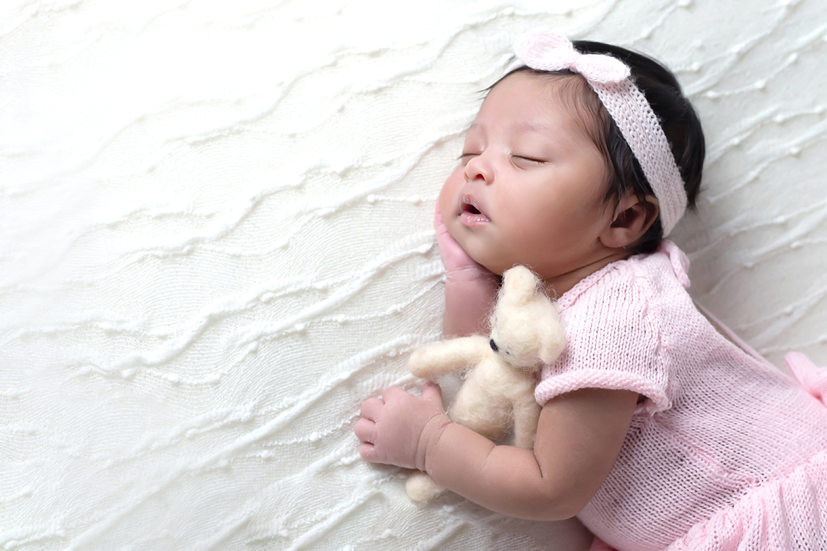 Emilly de 8 dias em suas fotos de newborn em Pará de Minas