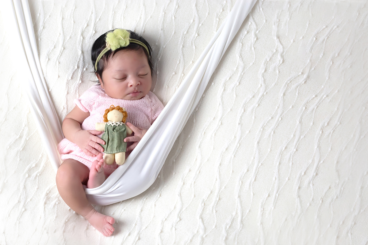 Ensaio newborn da Emilly de 8 dias em Pará de Minas, pose na redinha.