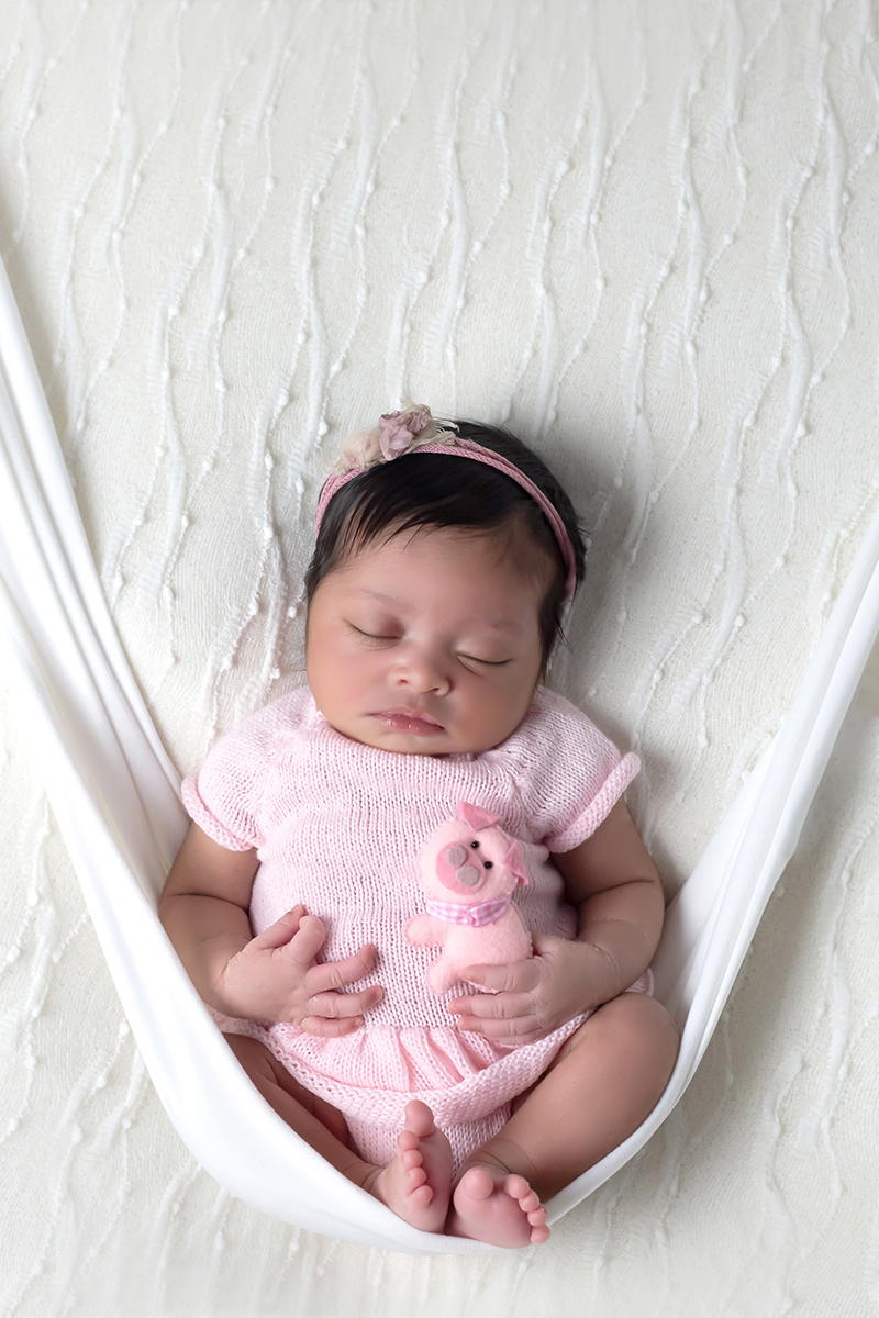 Pose na redinha da Emilly em suas fotos de recém nascido em Pará de Minas