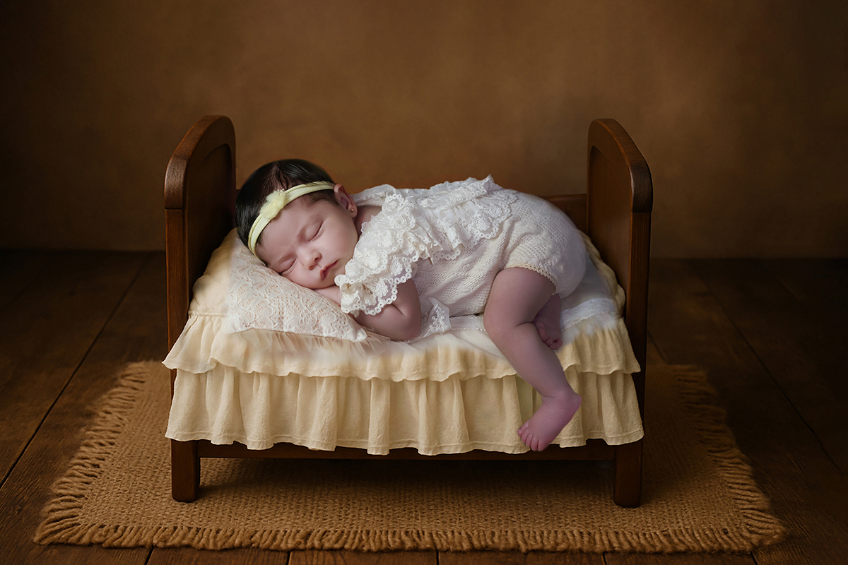 Cecilia 9 dias em suas fotos de recém nascido. Pose no props Caminha