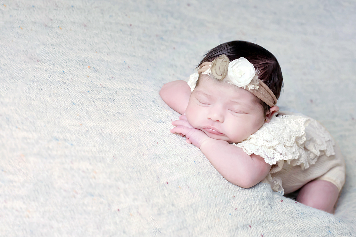 Ensaio de newborn em Pará de Minas da Cecilia. Pose no puff