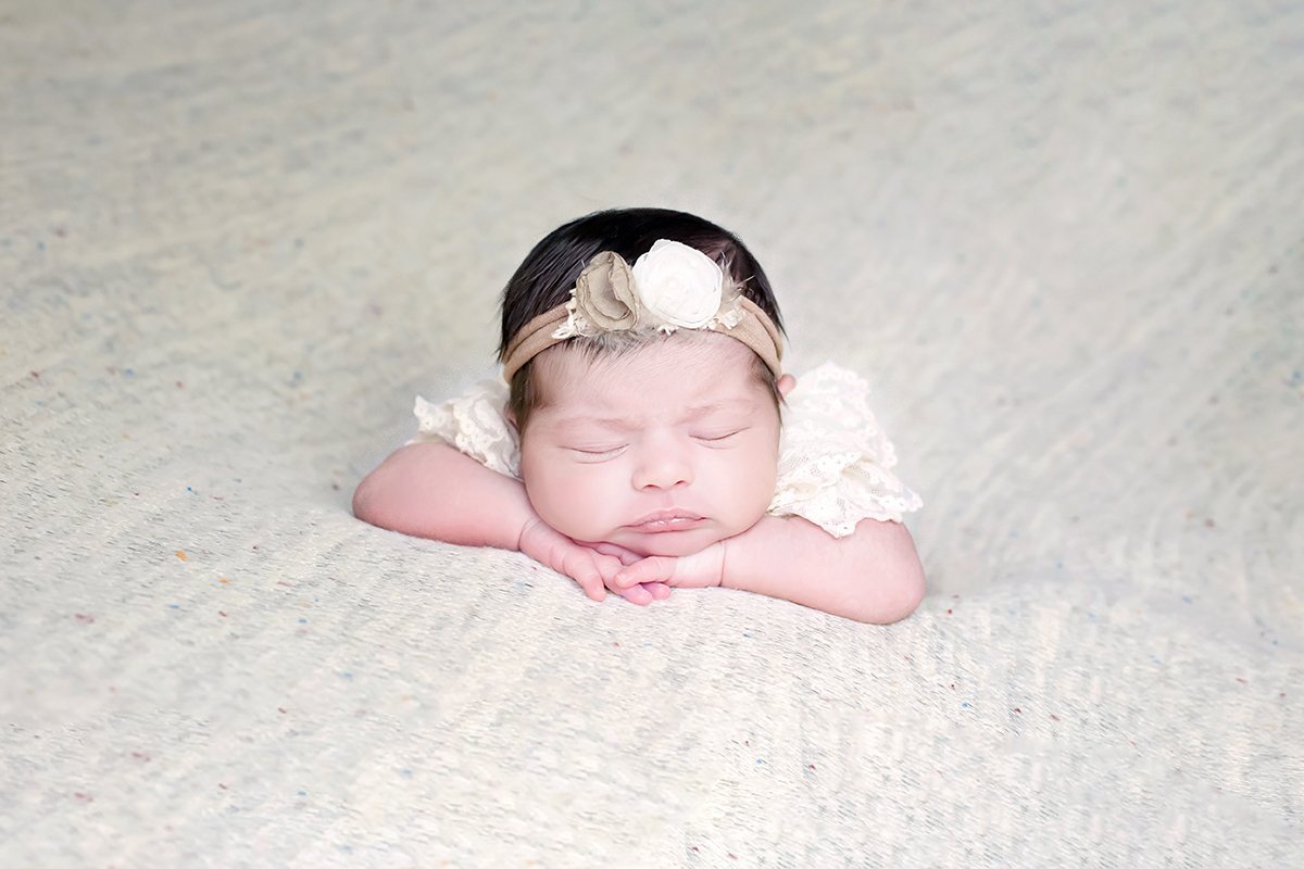Cecilia pose no puff do seu ensaio de newborn em Pará de Minas