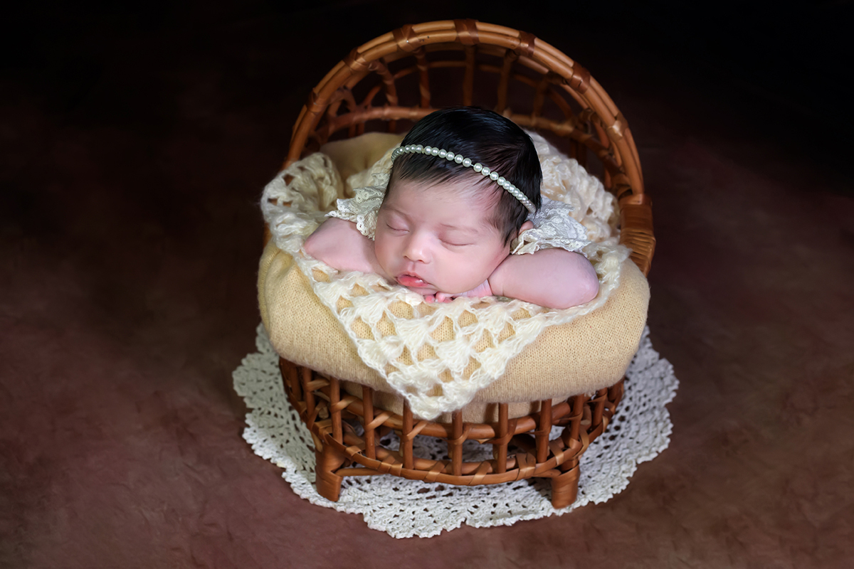 Foto de recém nascido da Cecilia em Pará de Minas. Pose no props Moises.