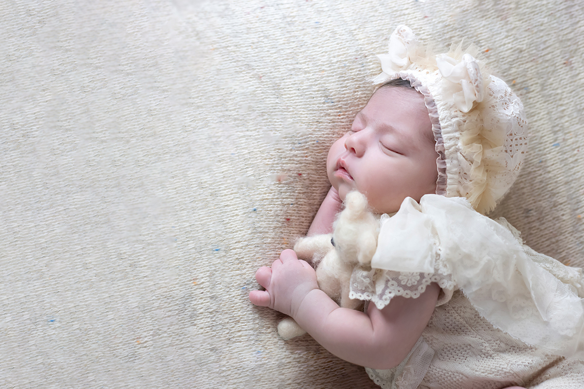 Cecilia em seu ensaio de recém nascido em Pará de Minas.