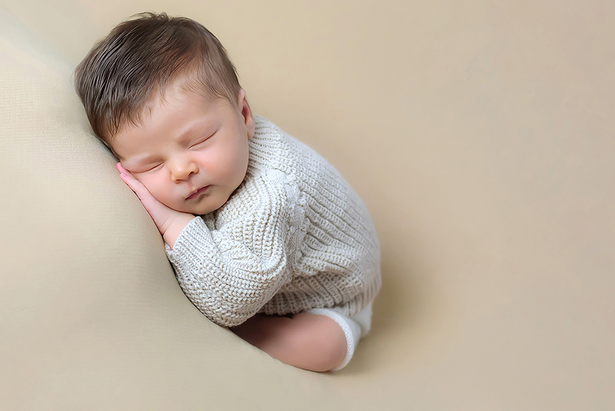 Bernardo em seu ensaio newborn pose no puff