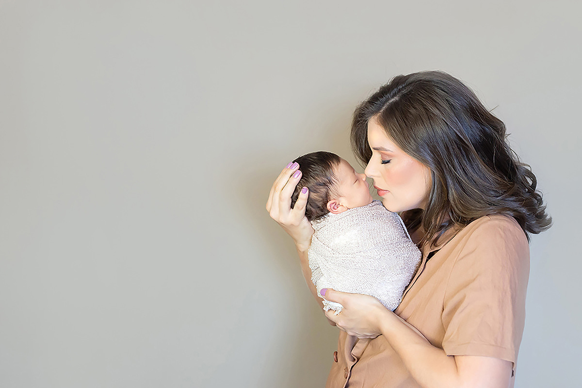 Fotografia de recém nascido do Bernardo, em Pará de Minas. Pose com a mamãe.
