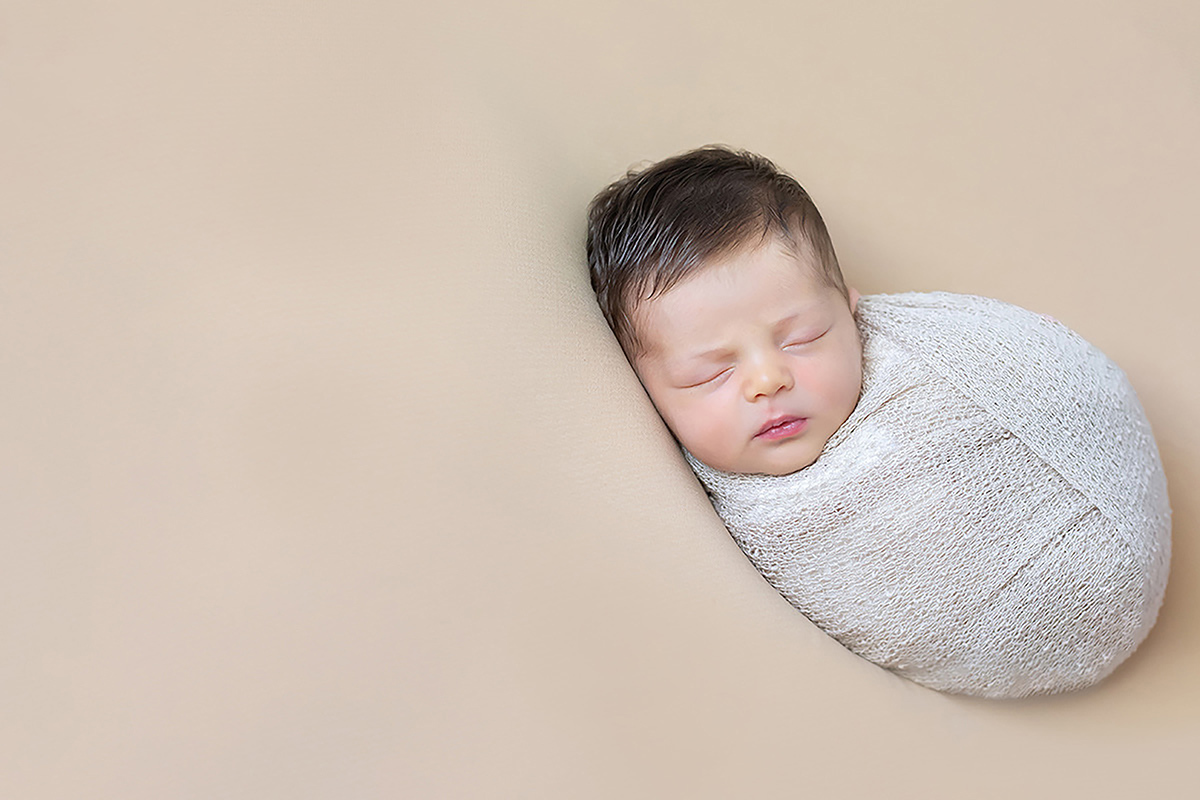 Ensaio de newborn do Bernardo de 12 dias. Ensaio realizado em Pará de Minas. Pose pacotinho no puff.