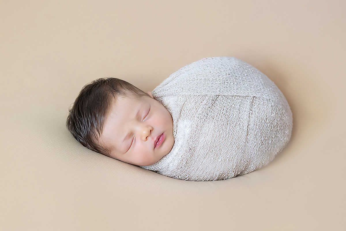 Bernardo em seu ensaio newborn em Pará de Minas. Pose pacotinho.