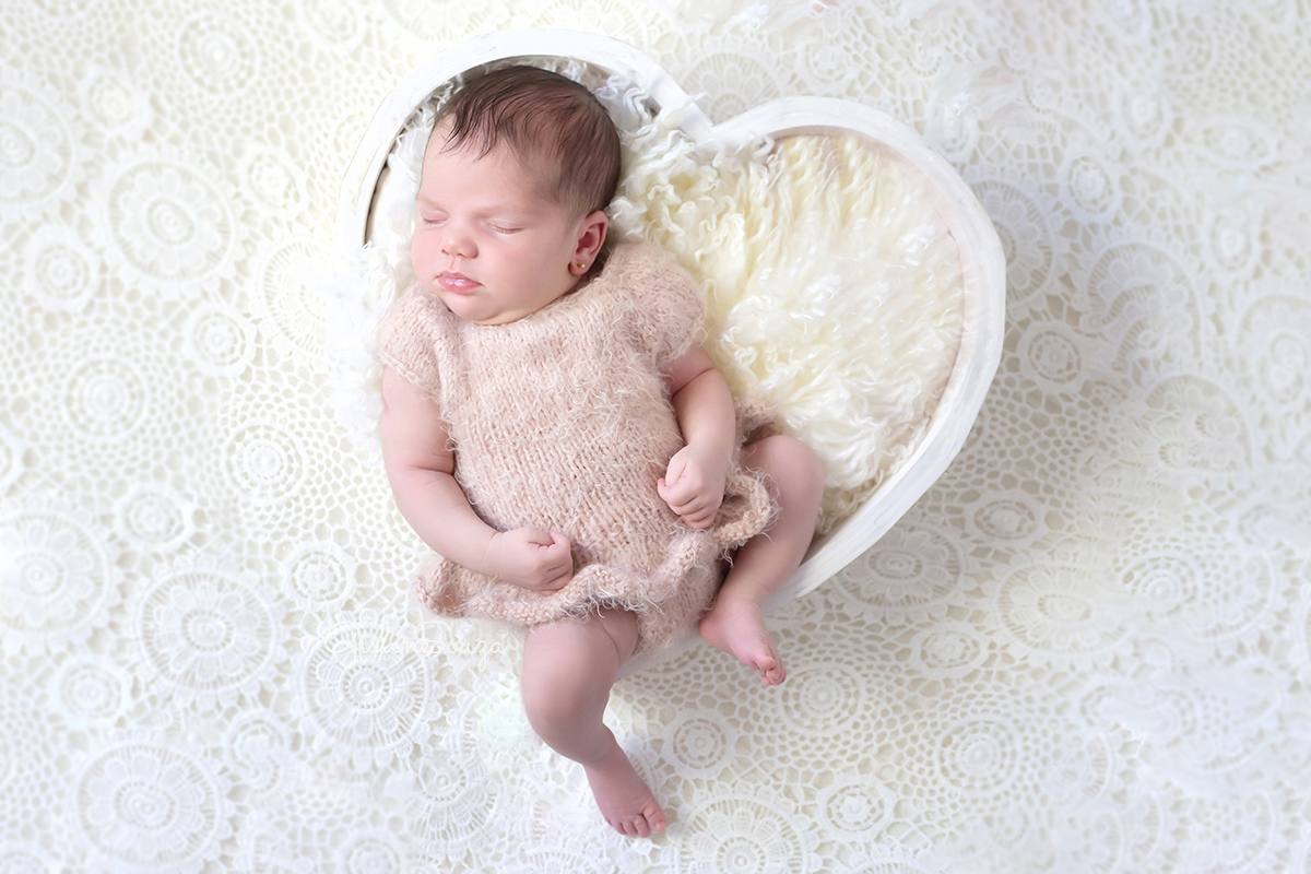 Aurora de 12 dias em suas fotos de newborn em Pará de Minas. Pose na tina Coração