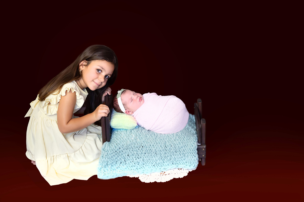 Fotografia de recém nascido da Aurora de 12 dias em Pará de Minas. Pose com a irmãzinha Valentina.