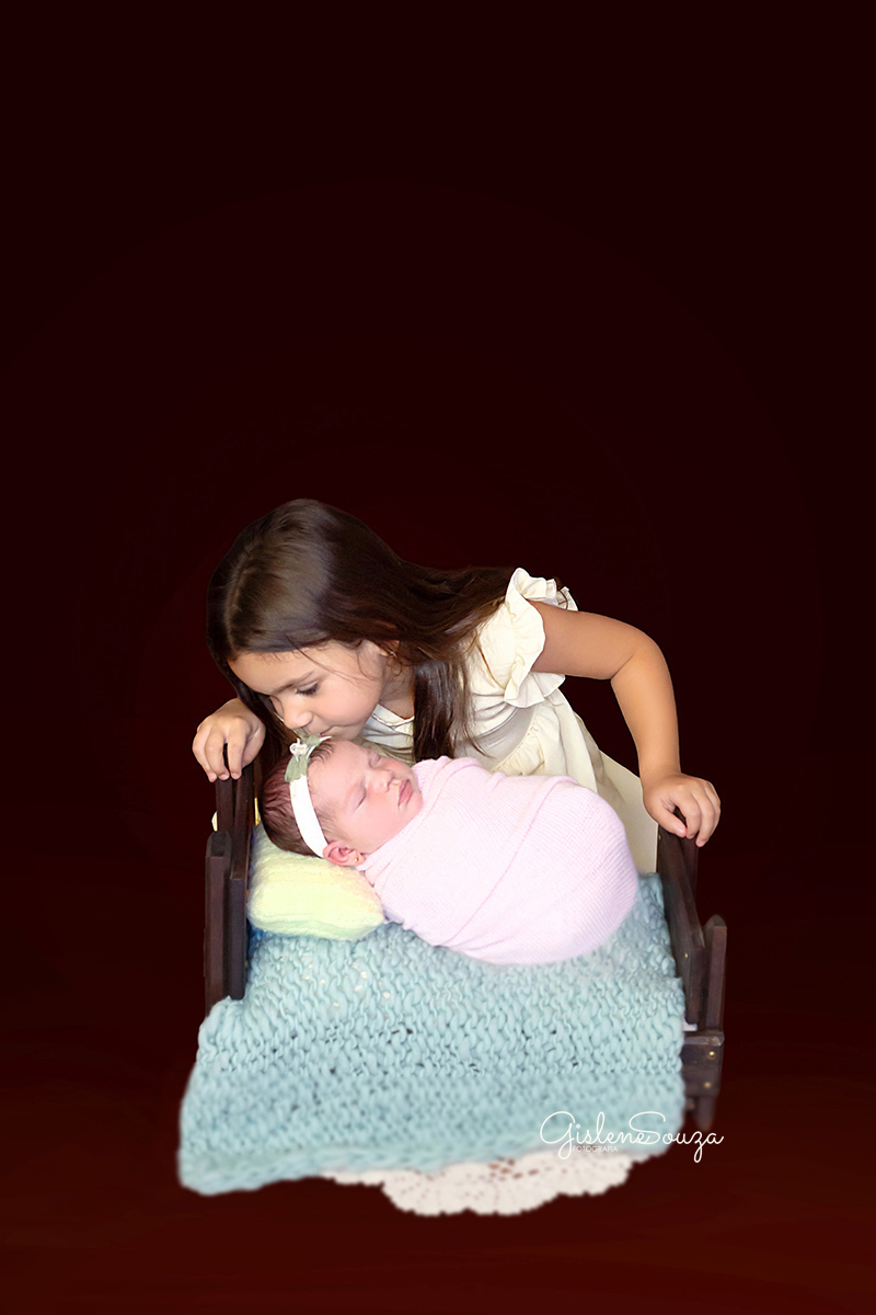 Ensaio de Newobrn da Aurora em Pará de Minas. Pose no prop caminha, com a participação da irmãzinha Valentina.