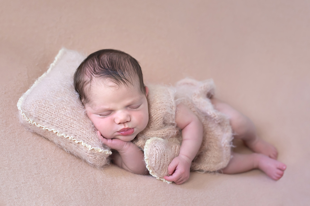 Ensaio de recém nascido da princezinha Aurora, em Pará de Minas. Pose de ladinho no puff.
