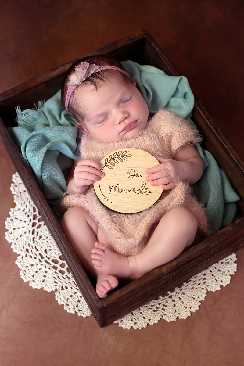 Aurora de 12 dias em suas fotos de newborn em Pará de Minas. Pose no prop caixotinho.