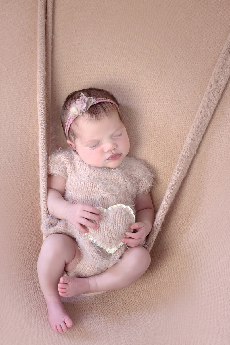 Aurora em suas fotos newborn em Pará de Minas. Pose no balanço.