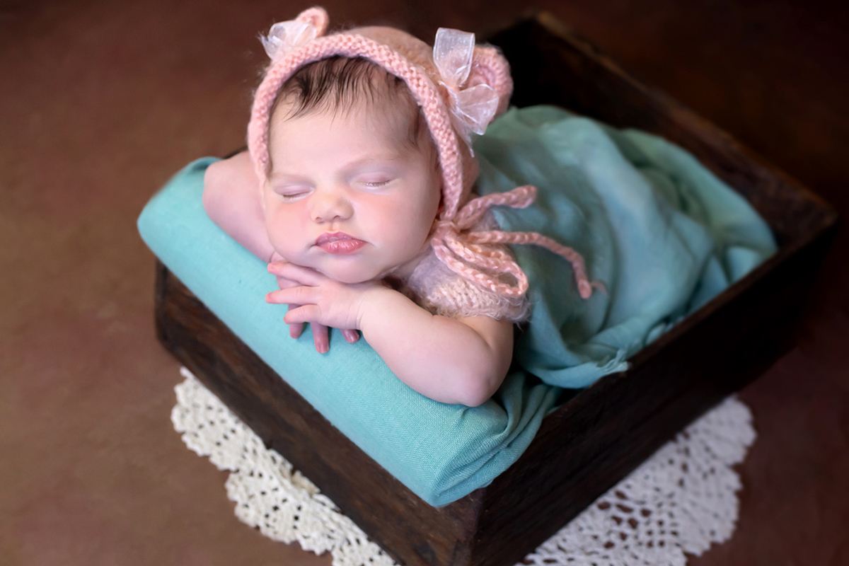 Fotografia neborn da Aurora de 12 dias. Ensaio realizado na cidade de Pará de Minas. Pose no prop caixotinho,