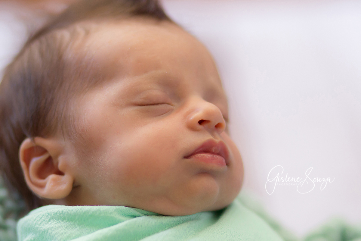 Ensaio newborn em Belo Horizonte. Pose no prop enrolado no wrap.