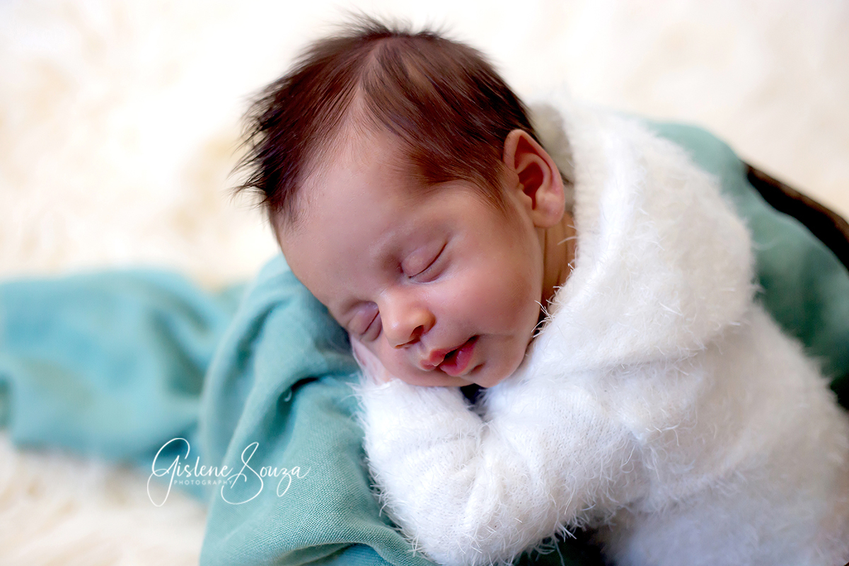 Ensaio de newborn em Belo Horizonte. Newborn no prop baldinho.