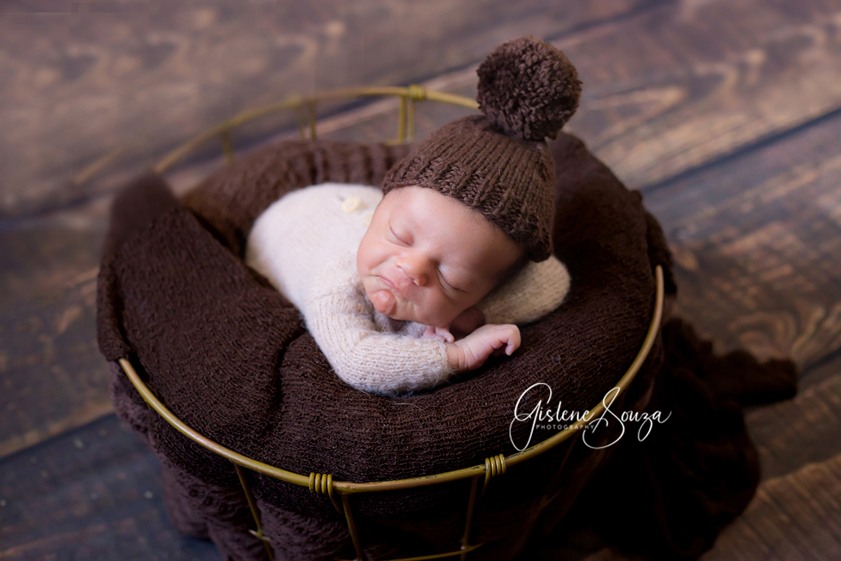 Fotografia de newborn no prop em Belo Horizonte. Ensaio de newborn com touca . Funco de madeira.