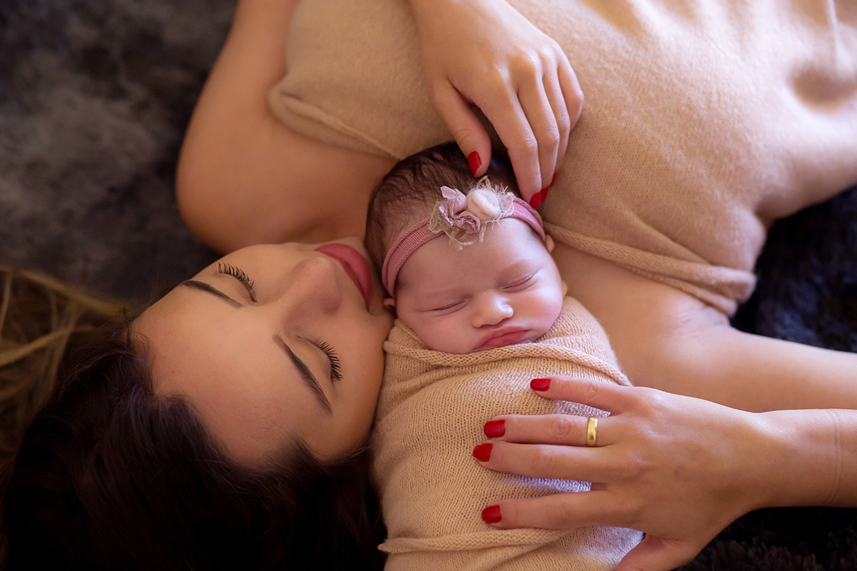 Ensaio de Newborn em Pará de Minas. Newborn com a mãe.
