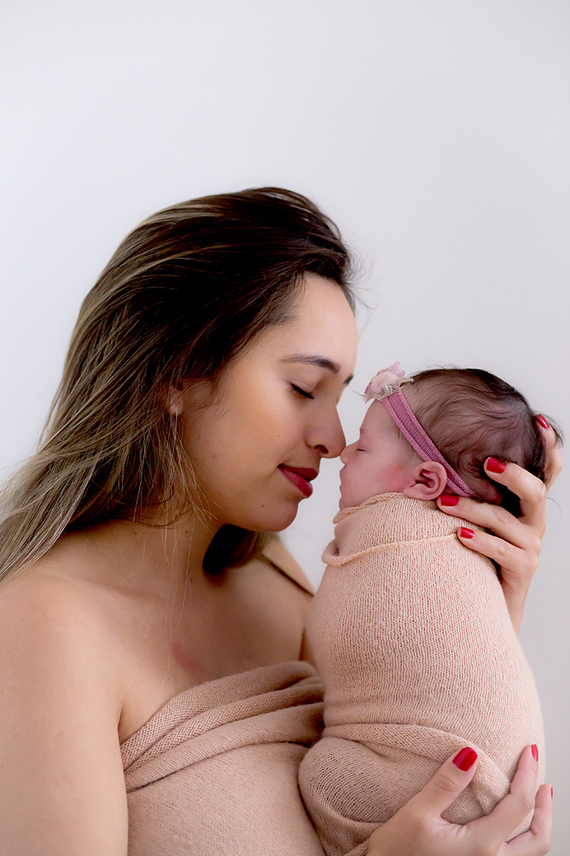 Fotografia de newborn com a mãe. Ensaio de newborn em Pará de Minas.