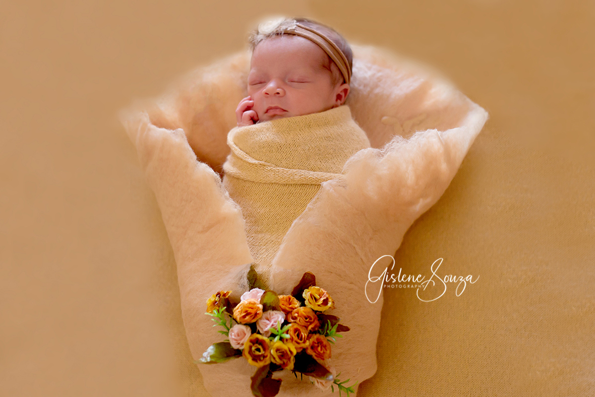 Fotografia de Newborn em Pará de Minas, Ensaio newborn pose no puff de barriguinha para cima. Composição manta amarela.
