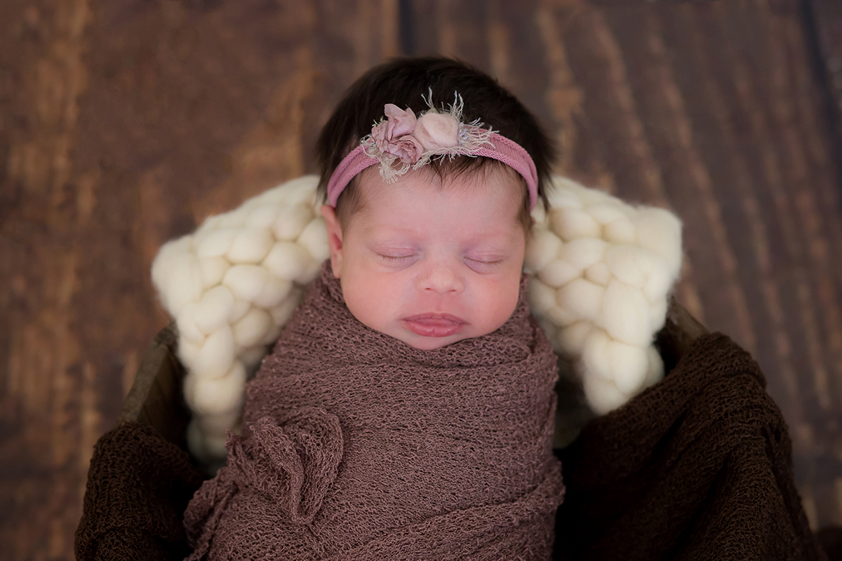 Ensaio de newborn no prop balde, enroladinho no wrap. Realizado em Pará de minas.