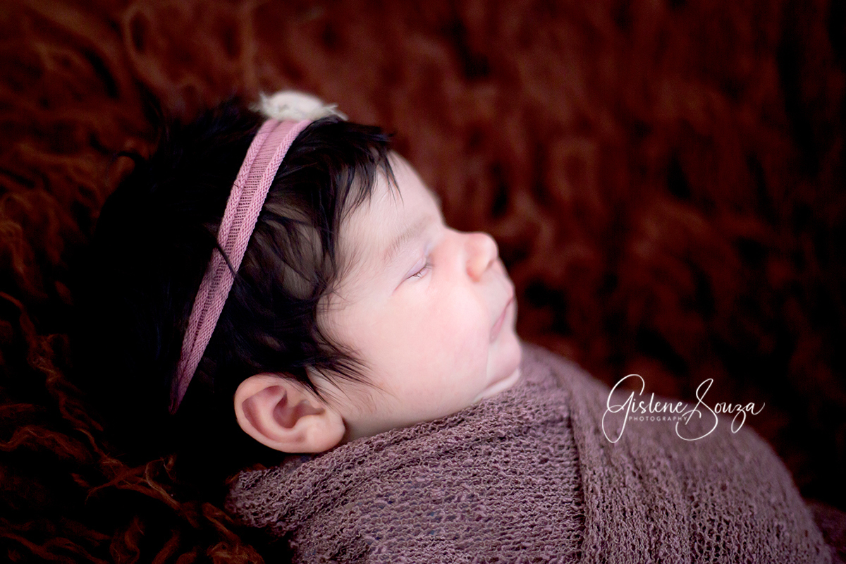 Fotografia de newborn em Belo Horizonte. Pose no pelo sobre o puff.