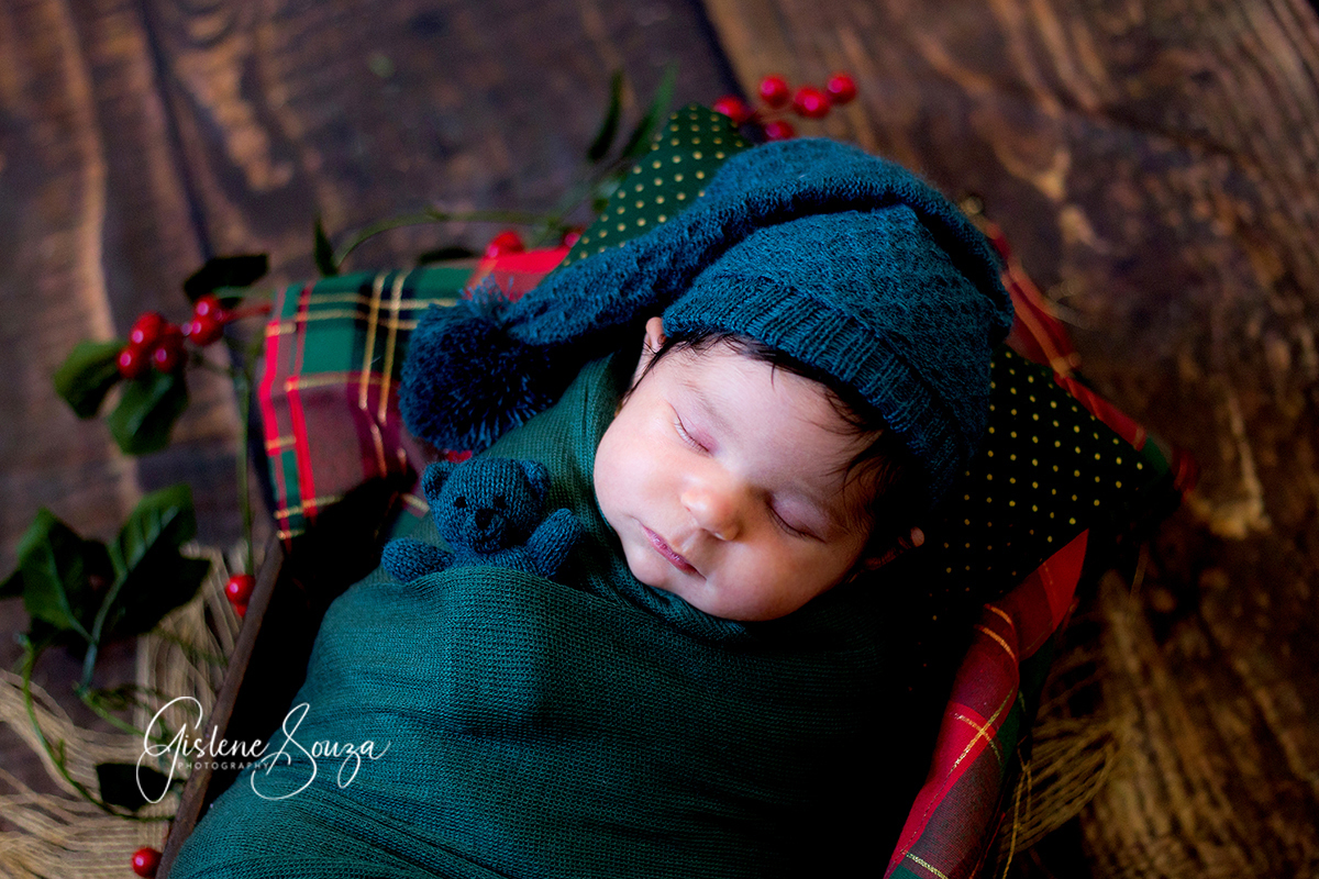 Ensaio de newborn no prop com piso de madeira em Belo Horizonte.