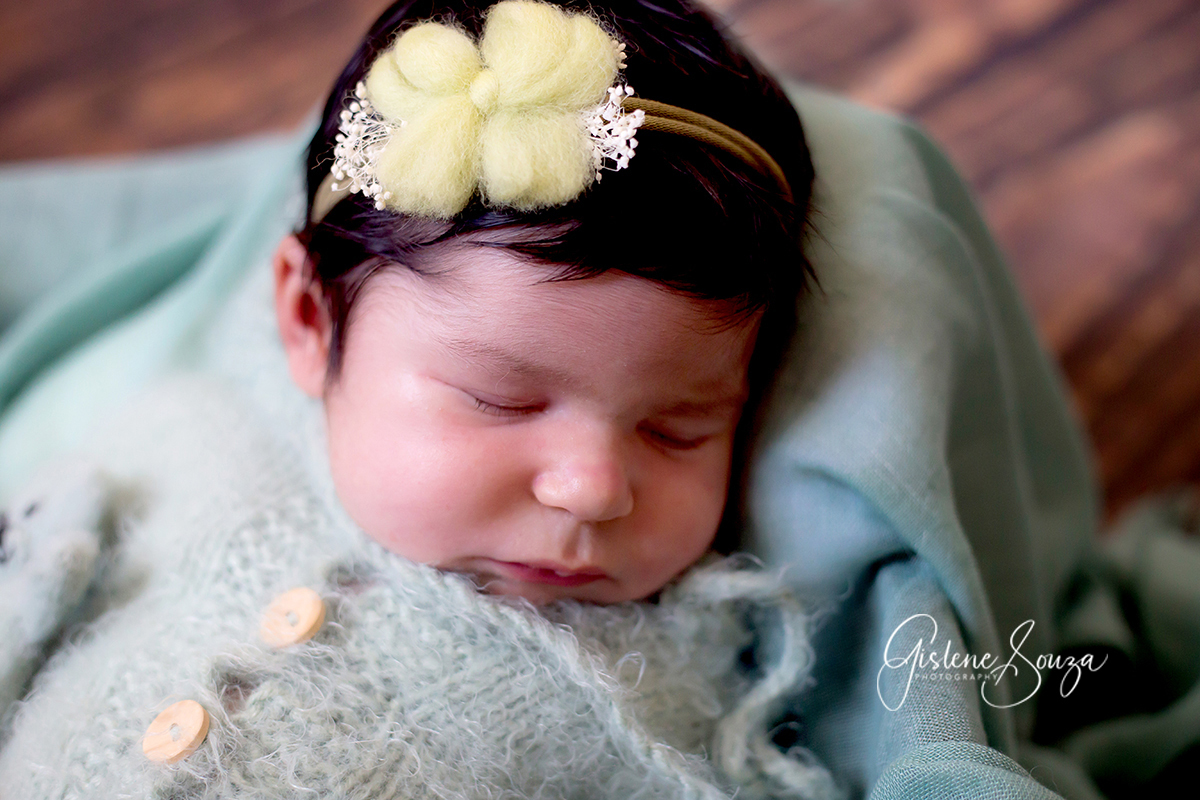 Ensaio de newborn no prop de barriga para cima em Belo Horizonte. Piso de madeira.