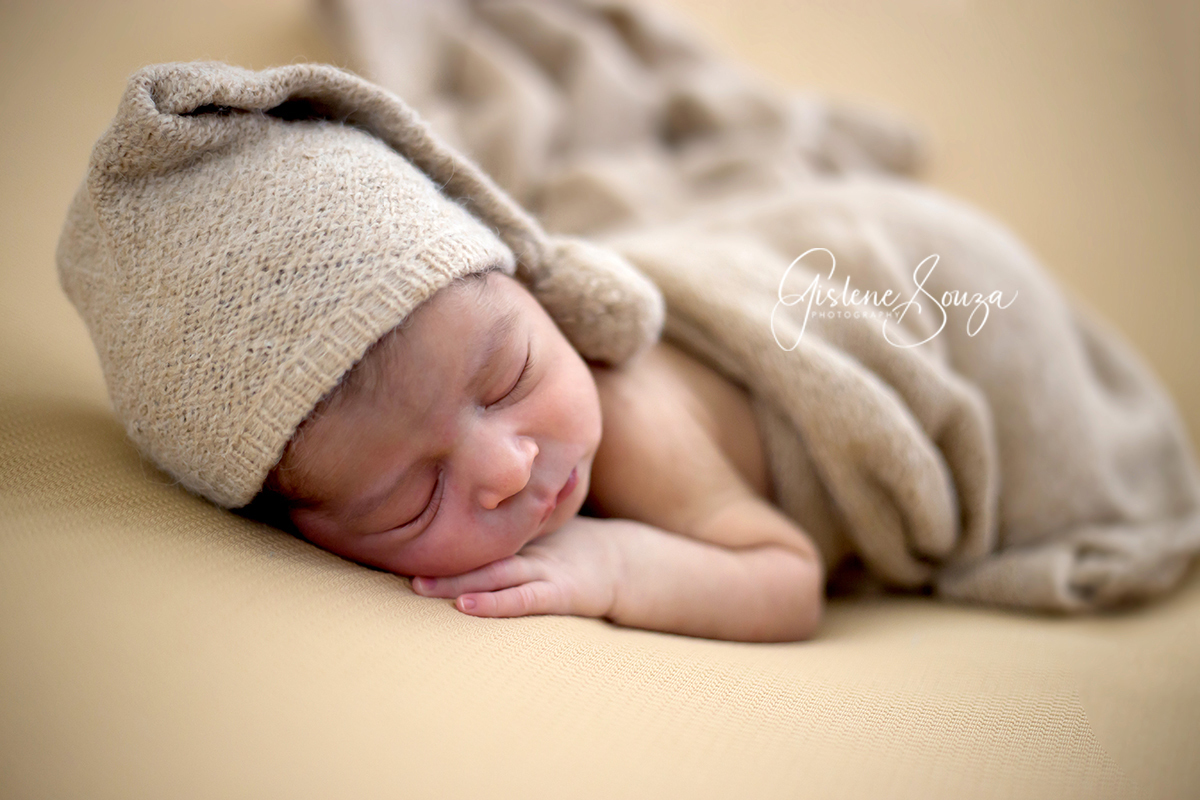 Ensaio de Newborn em Belo Horizonte. Pose no puff em tons de marrom. Newborn menino de 9 dias.