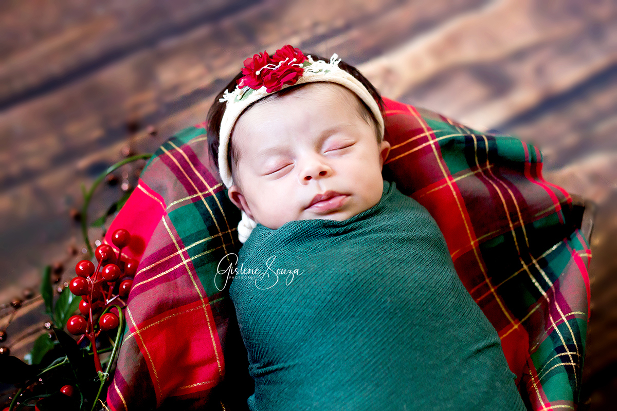 Ensaio newborn natal, em Belo Horizonte. Pose no pop com piso de madeira.