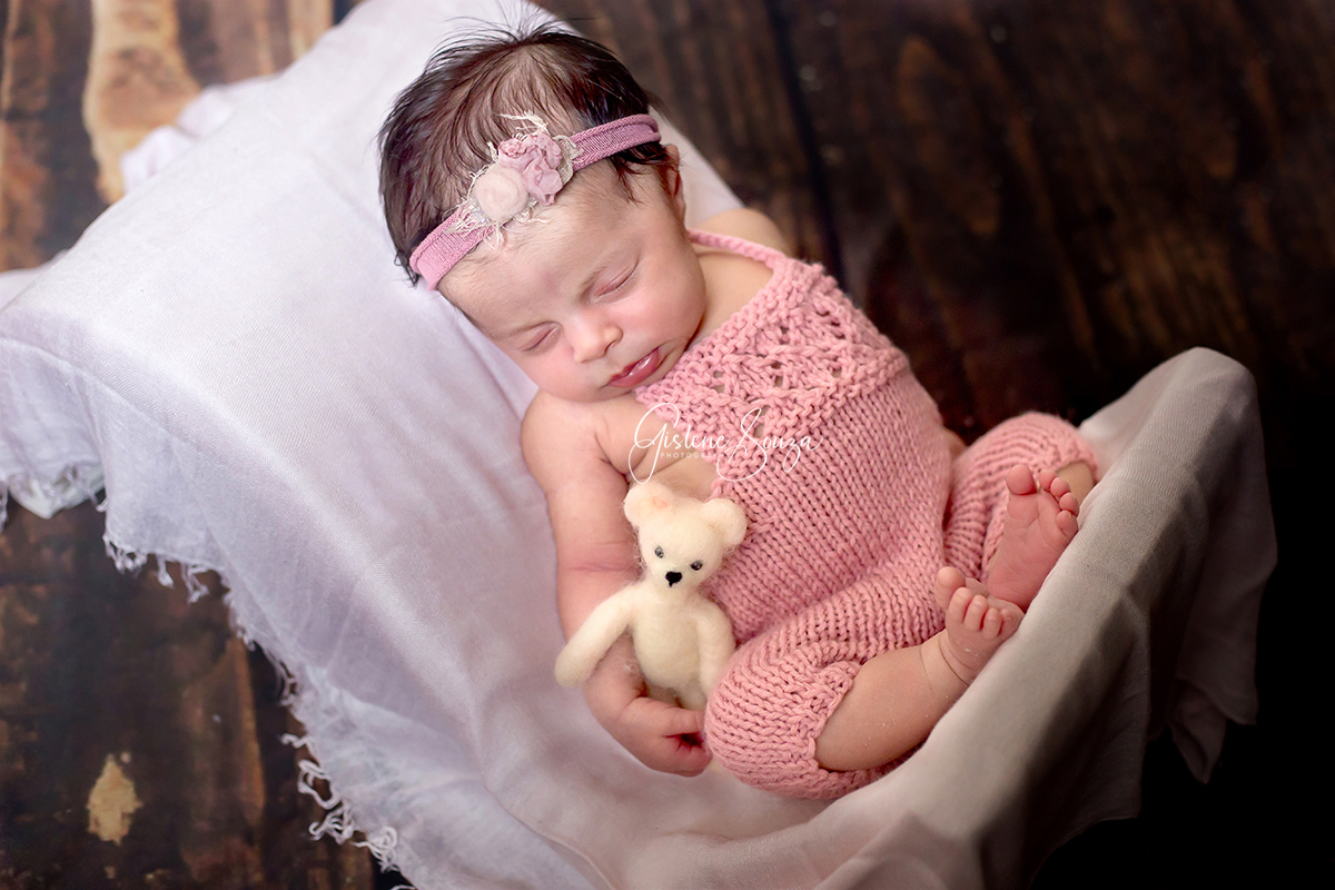 Ensaio de newborn em Belo Horizonte, pose no Prop. Newborn menina com ursinho.