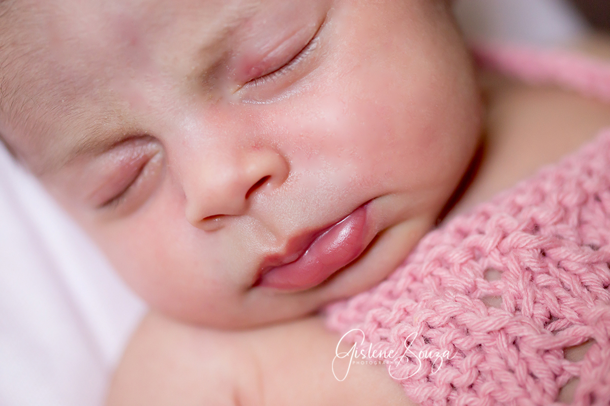 Ensaio Newborn, foto macro do rosto. Realizado em Belo Horizonte.